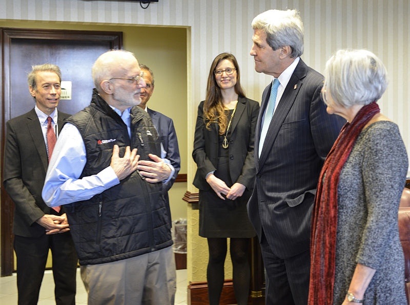 File:Alan Gross released from Cuban prison, arrives at Joint Base Andrews 141217-F-WU507-614.jpg