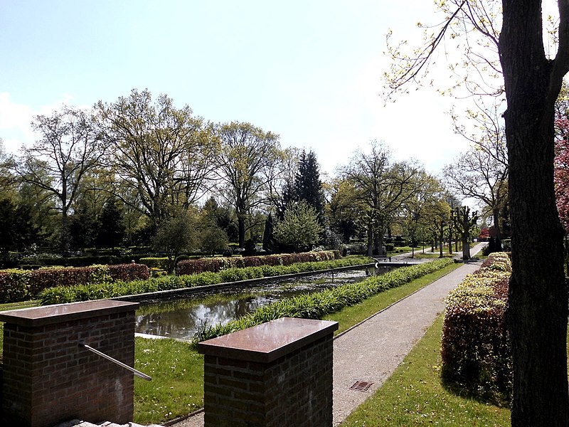 File:Alter Urnenfriedhof Kiel.jpg