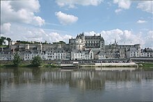 Le château d'Amboise au bord de la Loire.