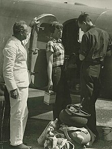 https://upload.wikimedia.org/wikipedia/commons/thumb/d/df/Amelia_Earhart_in_Darwin_on_28_June_1937_%28cropped_to_content%29.jpg/220px-Amelia_Earhart_in_Darwin_on_28_June_1937_%28cropped_to_content%29.jpg