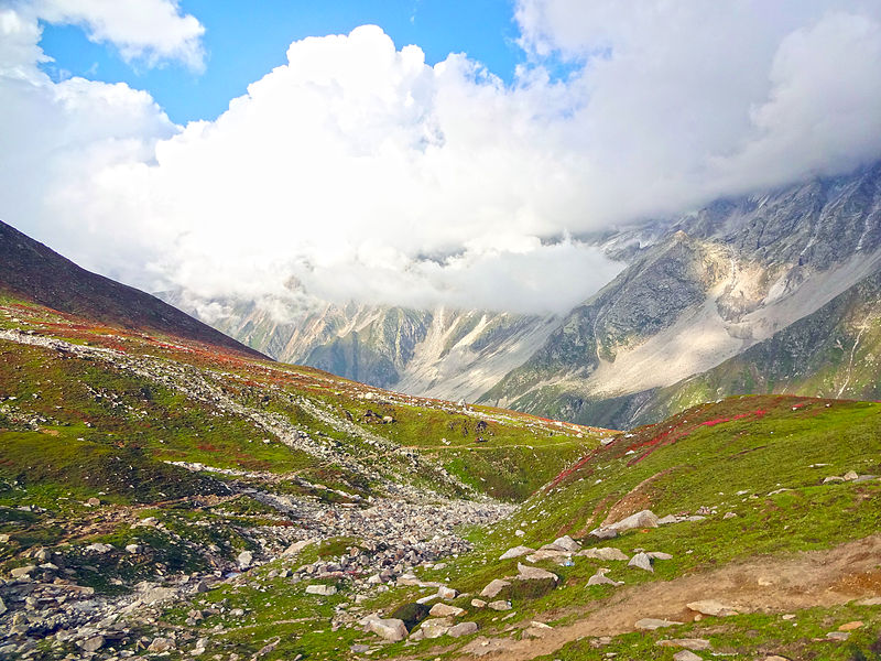 File:Ansoo Lake Trekking.jpg