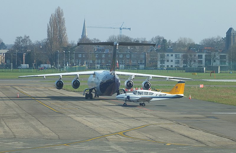 File:Antwerp RJ-100 OO-DWF and Piper PA-23-250 F-BVTP.JPG