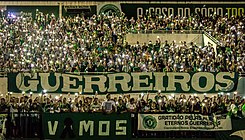 Arena Condá tem tributo pelas vítimas de voo da Chapecoense 02.jpg