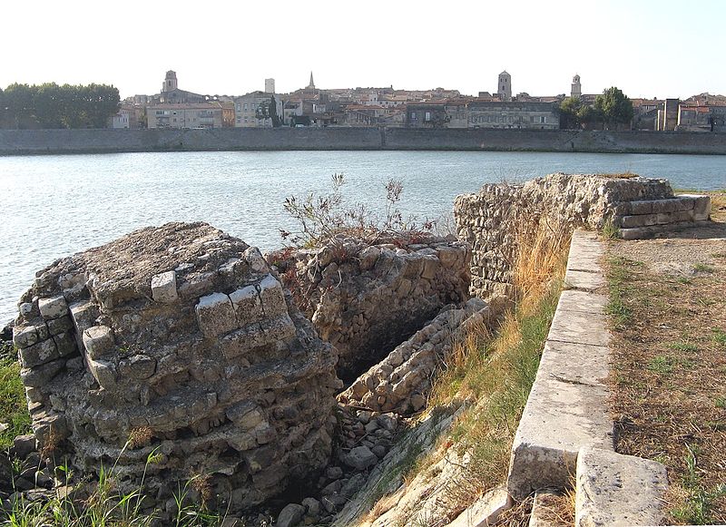 File:Arles Ruines du pont romain IMG 0418.JPG