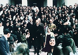 Ataturk visita uma escola.jpg