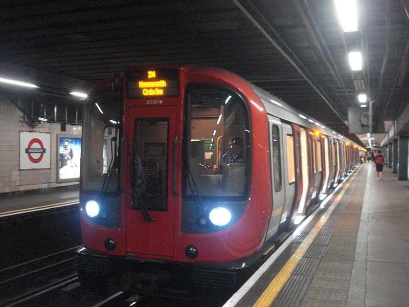 File:Au Morandarte Flickr S7 21330 on Circle Line, Moorgate (9672240981).jpg