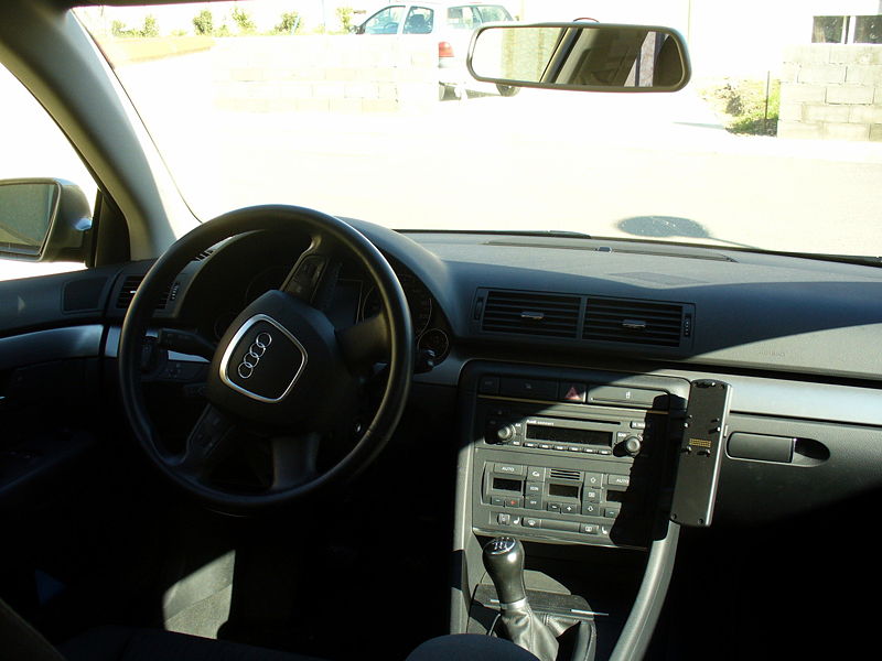 File:Audi A4 B7 Avant 2.0 TDI Interieur.JPG