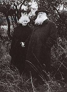 Auguste Rodin avec sa compagne Rose Beuret dans leur jardin à Meudon, France, 1916.