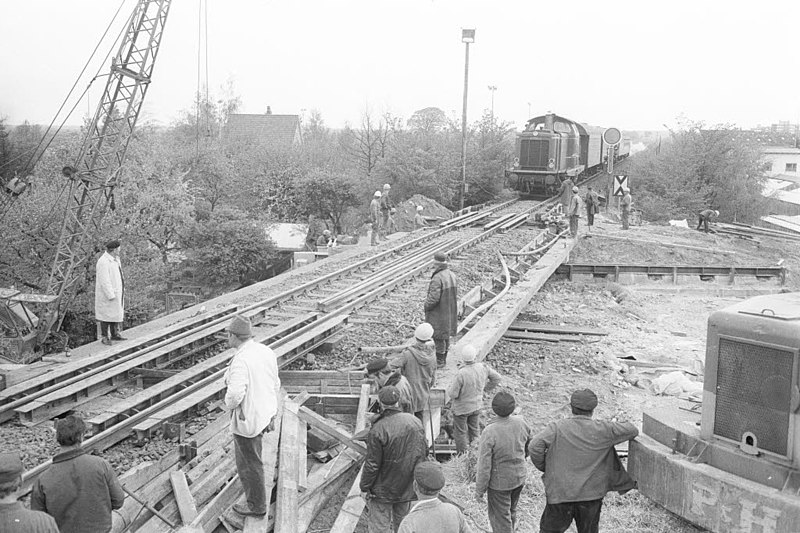File:Auswechseln der Eisenbahnbrücke über den Eichkoppelweg in Kronshagen (Kiel 52.993).jpg