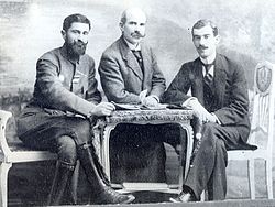 Портрет на Тодор Александров, Димитър Ачков (в средата) и трети неизвестен. Източник: Държавна агенция „Архиви“.