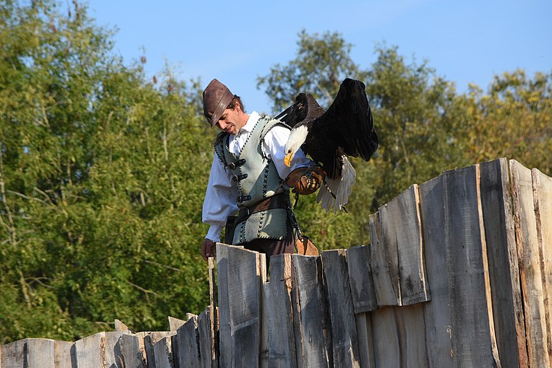 File:Bal des Oiseaux Fantomes 37 - Bald Eagle and Falconer 1.jpg