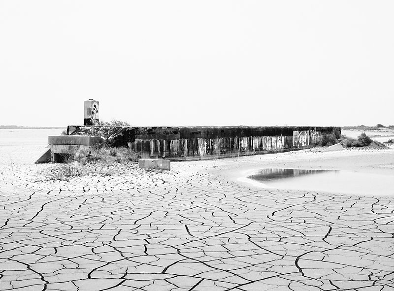 File:Battery 235, Fort San Jacinto, Galveston, Texas 0521111343BW (5747601600).jpg