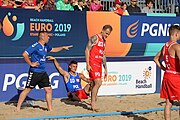 Deutsch: Beachhandball Europameisterschaften 2019 (Beach handball Euro); Tag 1: 2. Juli 2019 – Männer, Vorrunde Gruppe D, Polen-Schweden 2:1 (18:10, 15:9; 8:6) English: Beach handball Euro; Day 1: 2 July 2019 – Men Preliminary Round Group D – Poland-Sweden 2:1 (18:10, 15:9; 8:6)