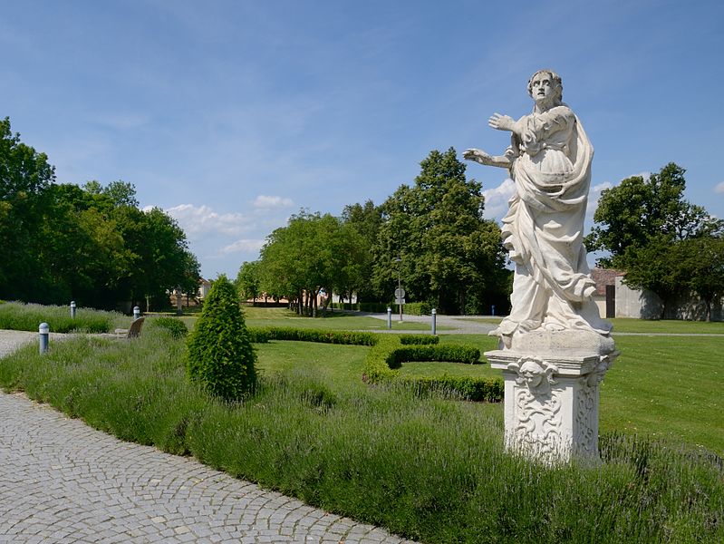 File:Benediktinerstift Altenburg-Statue am Vorplatz-DSC 2940w.jpg