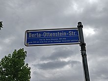 Fotografie eines Straßenschildes der Berta-Ottenstein-Straße und einer Erläuterungstafel mit dem Inhalt: „Prof. Dr. Berta Ottenstein (1891-1956) wurde 1931 als erste Frau an der Freiburger Universität habilitiert.“