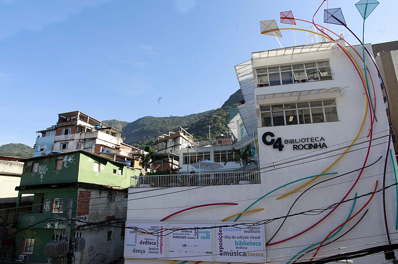 File:Bibliotecaparque da Rocinha .jpg