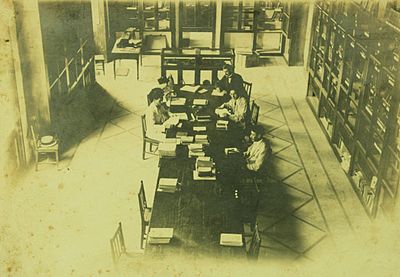 В читальном зале библиотеки. 1920-е годы.