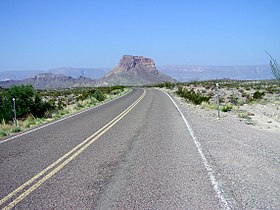 Arka planda Cerro Castellan ile Ross Maxwell Scenic Drive'ın görünümü.