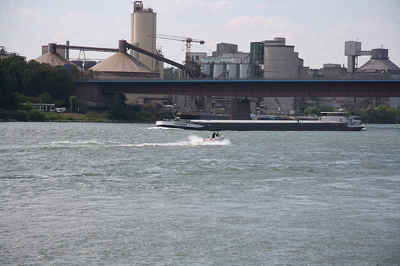 File:Blick von einem Parkplatz am Rheinufer von Ginsheim auf die Weisenauer Brücke und das Werk von Heidelberger Zement bei Weisenau.jpg