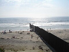 Plage de Tijuana sur l'océan Pacifique. À gauche : le Mexique, à droite : les États-Unis.