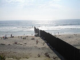 קצהו המערבי של גבול ארצות הברית-מקסיקו. מימין: ארצות הברית, משמאל: מקסיקו