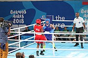 Deutsch: Boxen bei den Olympischen Jugendspielen 2018 Tag 12, 18. Oktober 2018 - Finale Fliegengewicht Mädchen – Martina La Piana (Italien, blau) schlägt Adijat Gbadamosi (Nigeria, rot) 5-0; Ringrichter ist James Beckles (Trinidad und Tobago). English: Boxing at the 2018 Summer Youth Olympics on 18 October 2018 – Girl's flyweight Gold Medal Bout - Martina La Piana (Italy, blue) beats Adijat Gbadamosi (Nigeria, red) 5-0; Referee is James Beckles (Trinidad and Tobago). Español: Boxeo en los Juegos Olímpicos Juveniles de Verano de 2018 en 18 de octubre de 2018 - Combate a medalla de oro de peso mosca para mujeres: Martina La Piana (Italia, azul) le gana a Adijat Gbadamosi (Nigeria, roja) 5-0; El árbitro es James Beckles (Trinidad y Tobago).