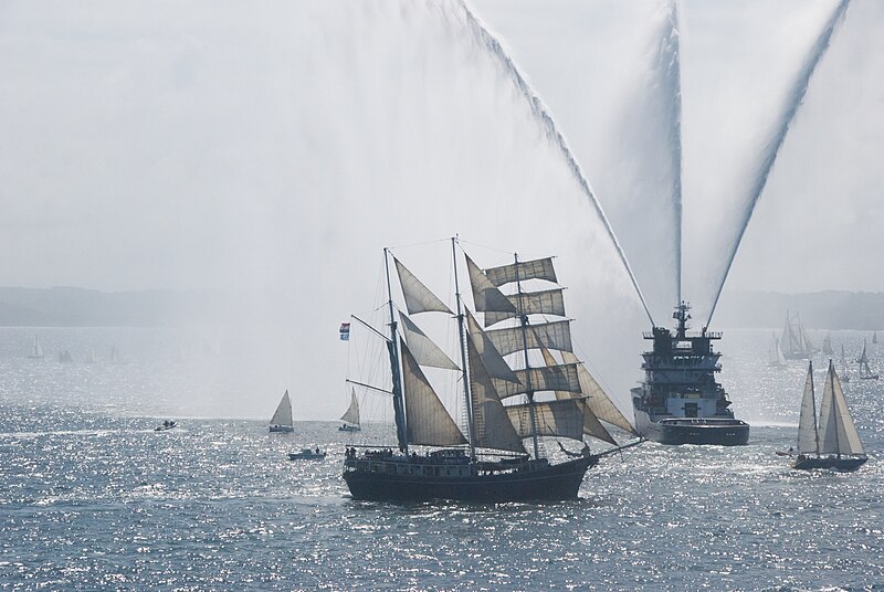 File:Brest2012 - Parade Douarnenez 69.jpg