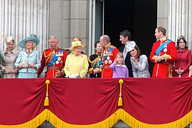 İngiliz kraliyet ailesi Buckingham Sarayı'nın balkonundan el sallıyor