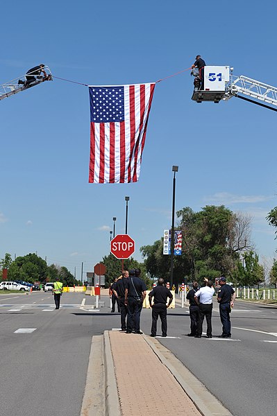 File:Buckley honors Chief Warrant Officer David R Carter (444367).jpeg