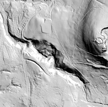 Un plan en relief montrant le terrain en pente vers l'ouest loin de la colline sur laquelle se trouve le château de Buckton et les zones résidentielles sur les terres inférieures.