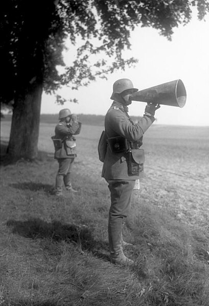 File:Bundesarchiv Bild 102-10044, Reichswehr-Manöver.jpg