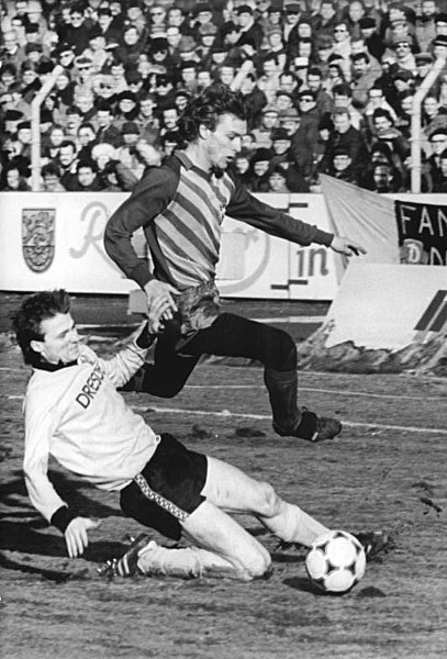 File:Bundesarchiv Bild 183-1987-0314-015, Dynamo Dresden - BFC Dynamo 3-2.jpg