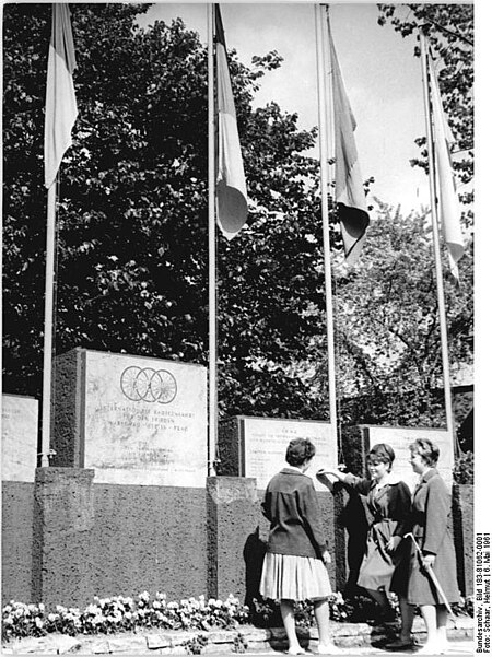 Bundesarchiv Bild 183 81062 0001, Leipzig, Denkmal Friedensfahrt