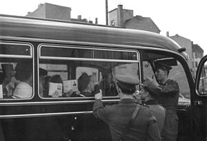 Bundesarchiv Bild 183-87665-0002, Berlin, Mauerbau, Checkpoint Charlie.jpg