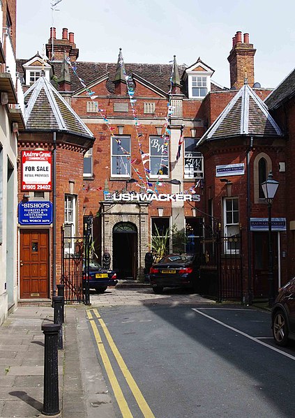 File:Bushwackers (1), entrance from The Avenue, Worcester (geograph 3164610).jpg