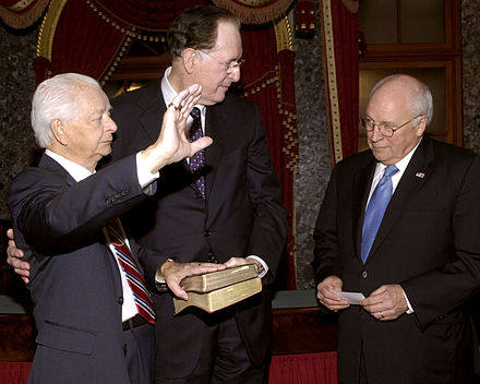Byrd prêtant serment pour son neuvième mandat au côte de son collègue Jay Rockefeller devant le vice-président Cheney.