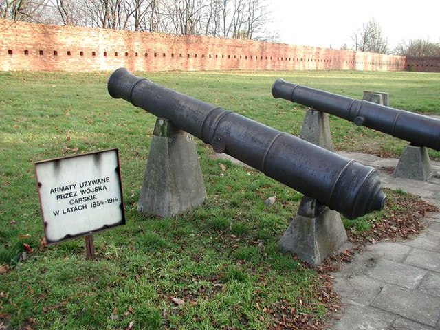 Walls and Russian artillery (view from inside)