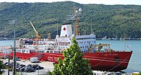 De CCGS Louis S. St-Laurent, een ijsbreker van de Canadese kustwacht, in de haven van St. John's