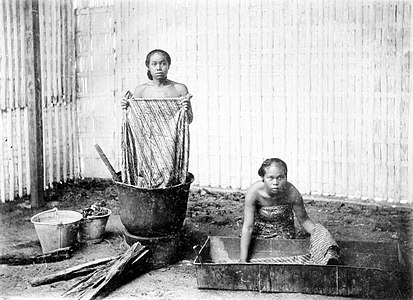 Portrait of Javanese women making batik in Java, between 1870 and 1900