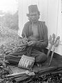 Portret van een Batak houtsnijder tijdens de vervaardiging van krisschedes