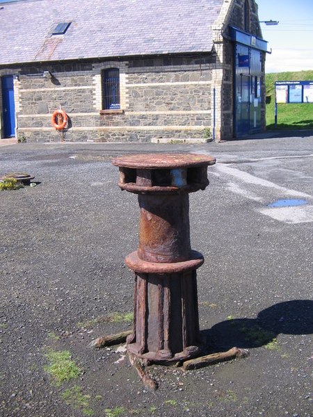 File:Capstan in front of Lifeboat shed - geograph.org.uk - 930878.jpg