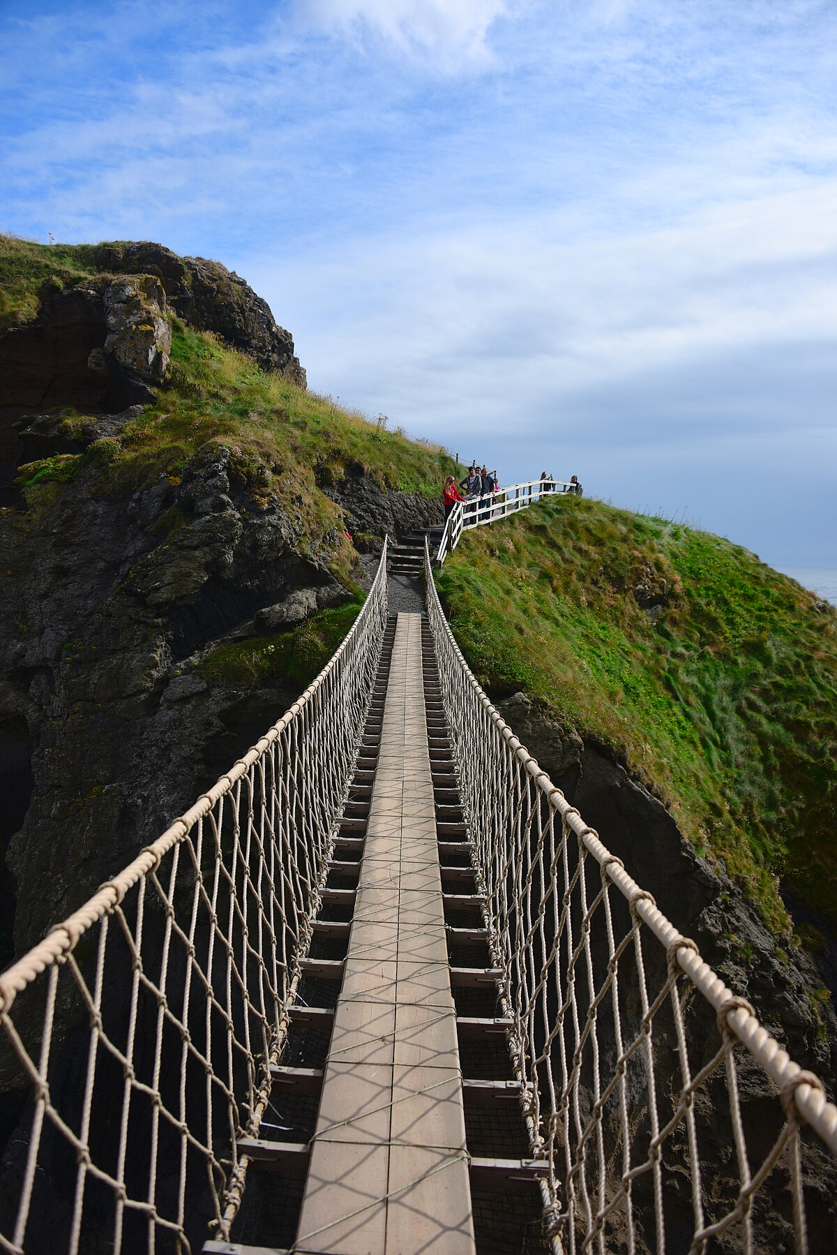 File:The rope bridge at Carrick-a-Rede.jpg - Wikimedia Commons