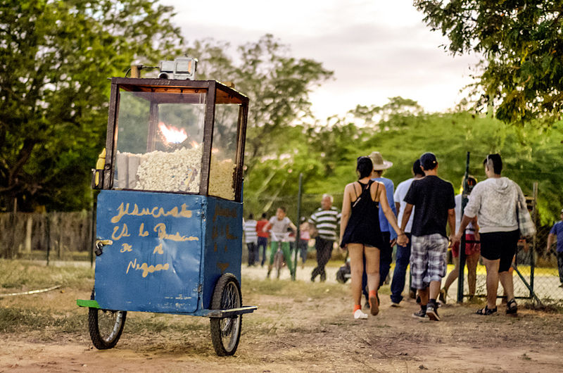 File:Carrito de cotufas en la Verede del Lago de Maracaibo.jpg