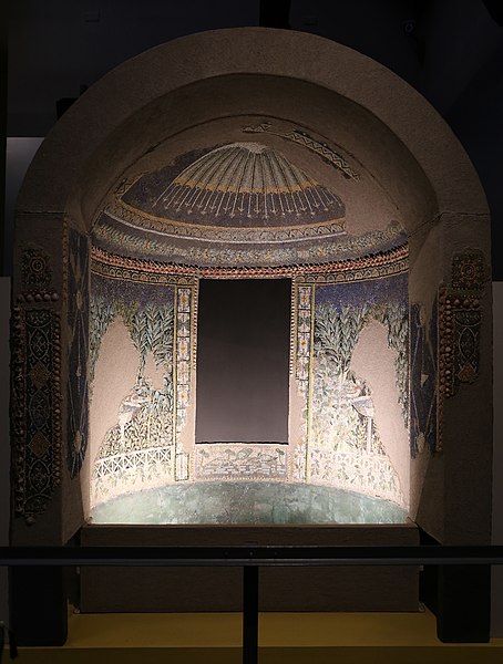File:Casa del bracciale d'oro, ninfeo del triclinio estivo con mosaici, I secolo dc. 01.jpg