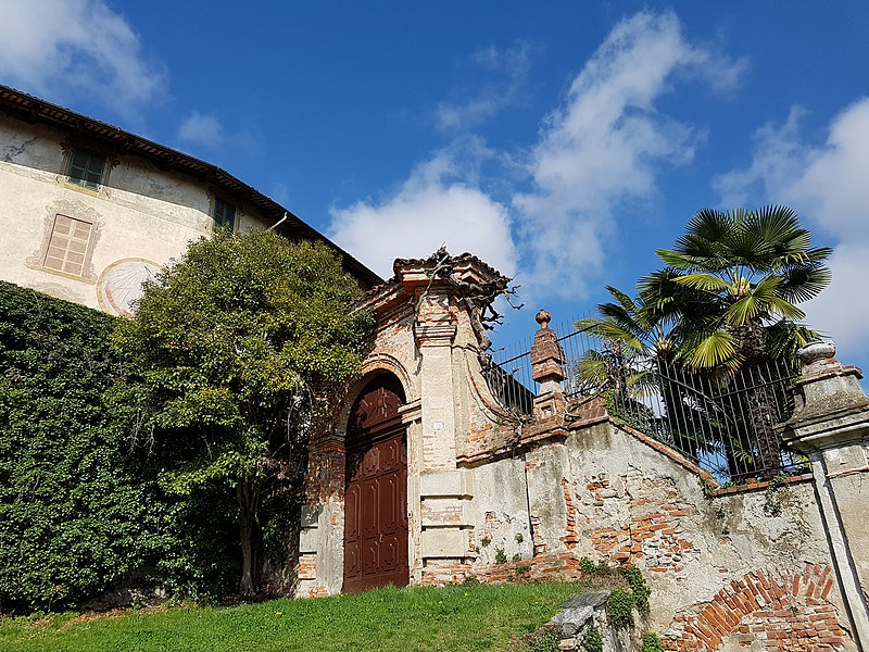 File:Castello di Strambino, Piemonte 5.jpg