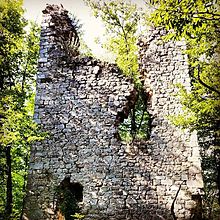 Resti della torre del castello di Giovagallo (foto di Luca Lombardi - I Lunatici Lunigianesi)