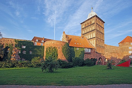 Burgtor (Lübeck) mit Ida-Boy-Ed-Garten. Castle Gate Luebeck, walls and towers - field side (North) DSC08685 02