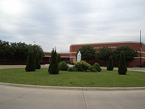 Entrada a la rotonda de Central Catholic High School, Bloomington, Illinois.JPG