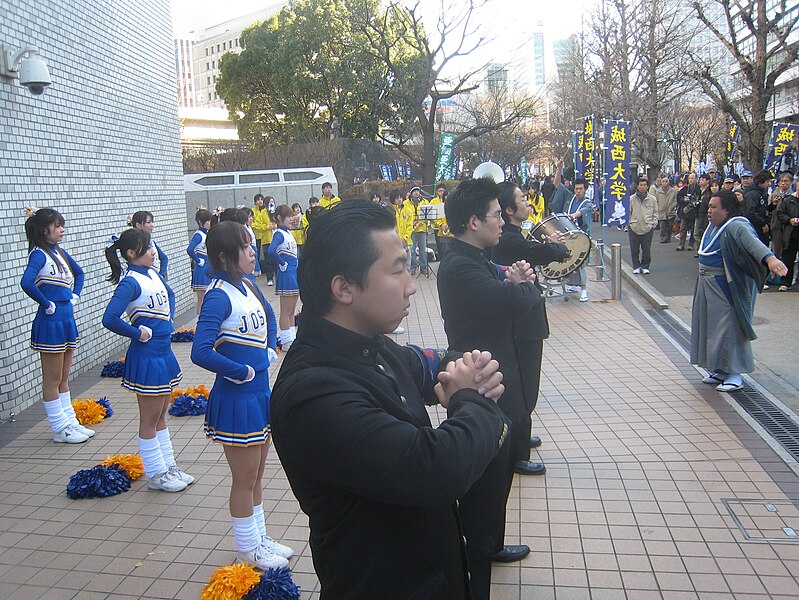 File:Cheer Squad at Hakone Ekiden.jpg