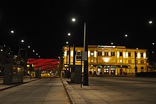 Historistisches Bahnhofsgebäude rechts und Installation auf der Medienfassade von Deborah Geppert, links (2018)